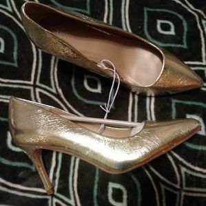 Metallic gold pumps